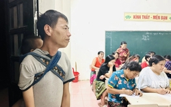 Chồng địu con để vợ đi học lớp xóa mù chữ