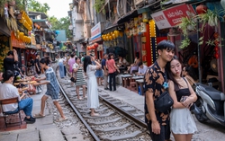 Sốc vì cảnh khách du lịch nườm nượp checkin ở "xóm cà phê đường tàu" Hà Nội, bất chấp các loại biển cảnh báo nguy hiểm