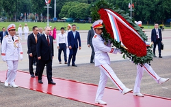 Tổng thống Nga Vladimir Putin vào Lăng viếng Chủ tịch Hồ Chí Minh