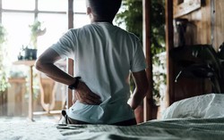 Những việc cần làm ngay khi sáng ngủ dậy bị đau lưng dưới 