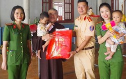Hà Tĩnh: Tặng hơn 600 suất quà cho trẻ mồ côi nhân ngày Quốc tế thiếu nhi