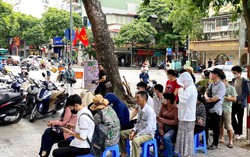 Người dân xếp hàng mua vàng "bình ổn giá"