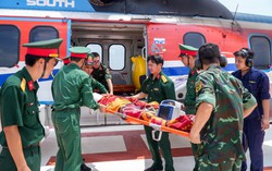 Ngư dân bị tai nạn đứt rời 1/3 cánh tay được đưa về đất liền bằng trực thăng để điều trị