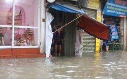 Người dân Hà Nội ngán ngẩm cảnh nước tràn vào nhà sau cơn mưa lớn: Có những lần nhà ngập 2 ngày mới rút hết nước