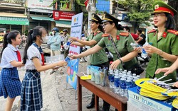 Quảng Ngãi: Các nữ chiến sĩ công an nhiệt tình "Tiếp sức mùa thi" năm 2024 