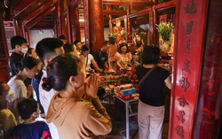Trước ngày thi vào lớp 10, phụ huynh Hà Nội đi gần chục đền, chùa "cầu may" cho con