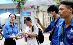 Thi vào lớp 10 Hà Nội: Thí sinh được các tình nguyện viên chăm sóc nhiệt tình