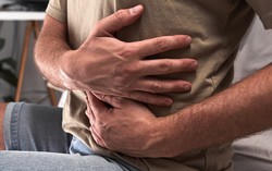 Đau cơ liên sườn: Triệu chứng, nguyên nhân và cách điều trị 