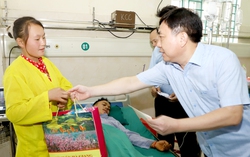 Quyền Bí thư Tỉnh ủy Hà Giang Nguyễn Mạnh Dũng thăm hỏi các nạn nhân vụ sạt lở đất