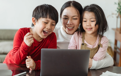 Tiến sĩ tư vấn cha mẹ cách quản lý thời gian sử dụng thiết bị công nghệ của con