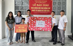 Gia đình quân nhân khó khăn xúc động khi được trao tặng "Nhà đồng đội"
