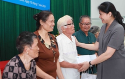 Chủ tịch Hội LHPNVN thăm, tặng quà Mẹ Việt Nam anh hùng, gia đình thương binh, liệt sĩ tại Hòa Bình