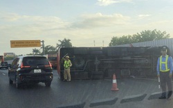 Va chạm với limousine trên cao tốc Pháp Vân - Cầu Giẽ, xe khách lật chắn ngang đường