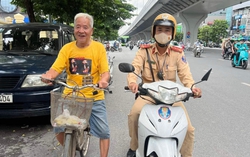 Chiến sĩ cảnh sát giao thông Hà Nội giúp đưa cụ ông 78 tuổi lạc đường trở về nhà