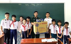 Những món quà ý nghĩa đến với lớp học tình thương trên đảo Hòn Chuối