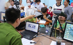 TPHCM: Phụ huynh gác việc, dẫn con đi làm thẻ căn cước có thu thập mống mắt