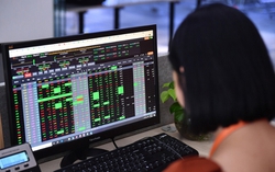 VN-Index tăng mạnh trở lại, áp sát mốc 1.270 điểm