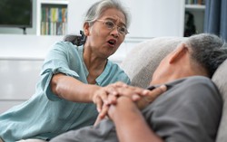Thỉnh thoảng bị đau nhói ở ngực có phải dấu hiệu bệnh tim nguy hiểm?