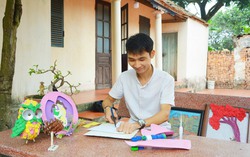 Chàng trai Bắc Ninh đi xin chậu vỡ, chai nhựa từ hàng xóm rồi tái chế thành đồ chơi cho trẻ nhỏ