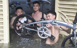 Hà Nội: Mưa lớn nhấn chìm hàng loạt xe máy dưới hầm tòa chung cư mini
