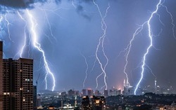 Cô giáo đang lùa vịt vào lều thì bị sét đánh tử vong