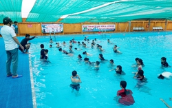 Cần gỡ "điểm nghẽn" trong phổ cập bơi cho học sinh