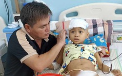 Vợ biệt tích, con trai lớn đuối nước, người cha cầu xin sự sống cho đứa con nhỏ mắc bệnh hiểm nghèo
