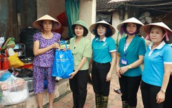 Hội LHPN Hà Nội thăm và tặng nhu yếu phẩm cho bà con vùng lũ Chương Mỹ