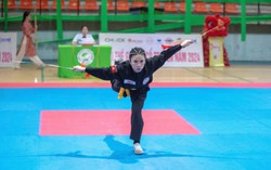 Nữ võ sĩ gây ấn tượng với bài kiếm cổ trăm tuổi