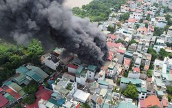 Hà Nội: Nhà dân bốc cháy ngùn ngụt, cột khói cao hàng chục mét