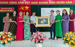 "Nếp áo thanh xuân" đến với giáo viên, nữ sinh vùng cao Thanh Hóa