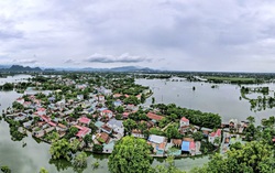 Thôn bị cô lập nhất ở "rốn lũ" Hà Nội, hàng trăm người đối mặt hiểm nguy giữa tứ bề biển nước