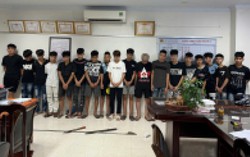 Bạn gái bị trêu, thanh niên 16 tuổi cùng bạn mang kiếm đi truy lùng