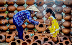 Phụ nữ Khmer gìn giữ nghề làm nồi đất truyền thống