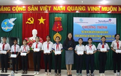 Ninh Thuận: Trao 25 suất học bổng cho học sinh nữ vượt khó học giỏi