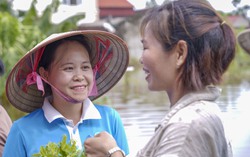Những "nụ cười vượt khó" của người dân Chương Mỹ giữa biển nước mênh mông