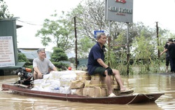 Nước sông Hồng dâng cao, người dân Hà Nội khẩn trương di dời đồ đạc