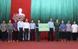 Phụ nữ Quân đội thăm hỏi, hỗ trợ nhân dân bị thiệt hại do cơn bão số 3