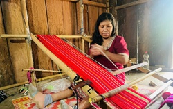 Kon Tum: Nỗ lực "giữ lửa" nghề dệt thổ cẩm truyền thống