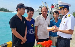 Cán bộ, chiến sĩ đảo Sinh Tồn tặng quà, động viên ngư dân vào tránh trú bão số 3