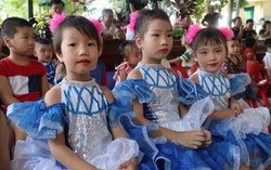 Cậu bé 3 tuổi ôm chặt bà, không chịu biểu diễn văn nghệ ngày khai giảng