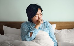 Cơn ho dữ dội gây nôn mửa do đâu? Có nguy hiểm không?