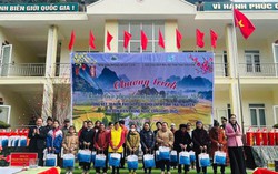 Hội LHPN Thái Nguyên tặng quà Tết người dân khó khăn vùng biên giới tỉnh Cao Bằng