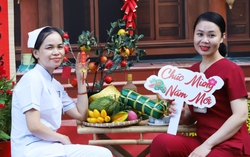 Người bệnh, nhân viên y tế thích thú "check-in" đường hoa Xuân ở Bệnh viện Chợ Rẫy