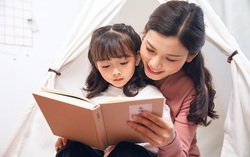 Cùng con đón Tết bằng những trang sách