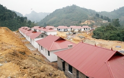 Người dân rẻo cao hân hoan an cư trong những ngôi nhà mới