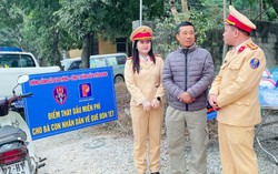 Tuyên Quang: Cảnh sát giao thông tặng nước uống, thay dầu xe cho người dân về quê ăn Tết