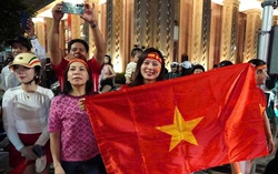 TPHCM: "Biển người" mừng chiến thắng lịch sử của Đội tuyển Việt Nam