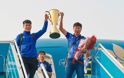 Đội tuyển Việt Nam cùng Cup vô địch Đông Nam Á về đến Nội Bài