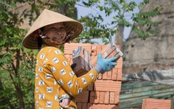 Những lò gạch trăm tuổi vẫn đỏ lửa mỗi ngày ở Vĩnh Long